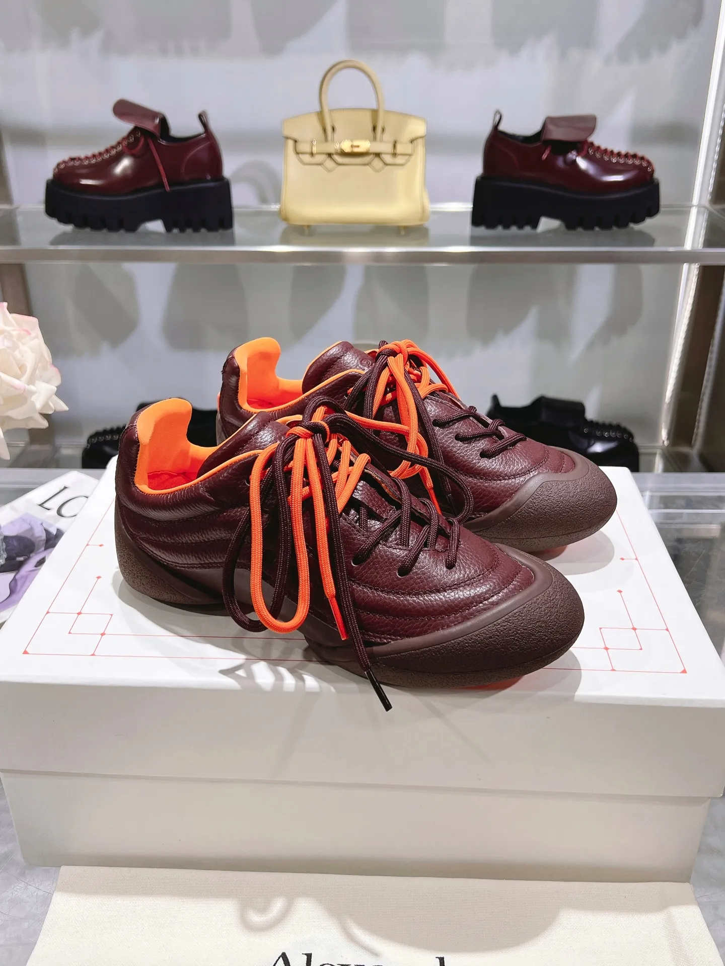 p580💰Couple model 𝐀𝐥𝐞𝐱𝐚𝐧𝐝𝐞𝐫 𝐌𝐜𝐐𝐮𝐞𝐞𝐧#/Alexander McQueen’s latest Flexion series, retro, casual, sneakers, original purchase, development, production, this Flexion Off Low-top sneakers in white grained leather with varying sized laces and an anatomically inspired lightweight segmented sole. The reverse skull pattern is embossed on the heel. Fabric: Original customized imported first-layer cowhide. Lining: Customized imported breathable mesh lining. Sole: Original open-molded non-slip TPU material. Bottom thickness: 2CM. Size: #Female size 35-40 (40 customized, non-refundable) #Men’s code 39-45 (45 customized, non-refundable)